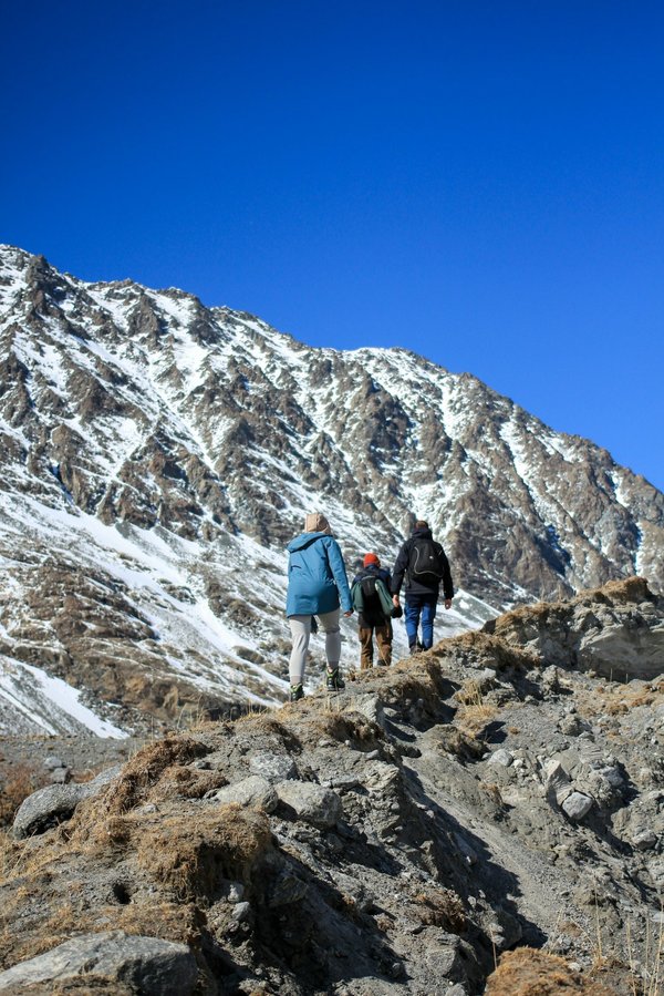 Comment planifier une randonnée dans les montagnes de l'Altai en Russie, en respectant la culture locale?